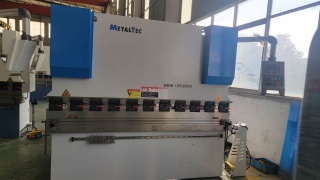 Гидравлический листогибочный пресс MetalTec HBM 125/2500 E22